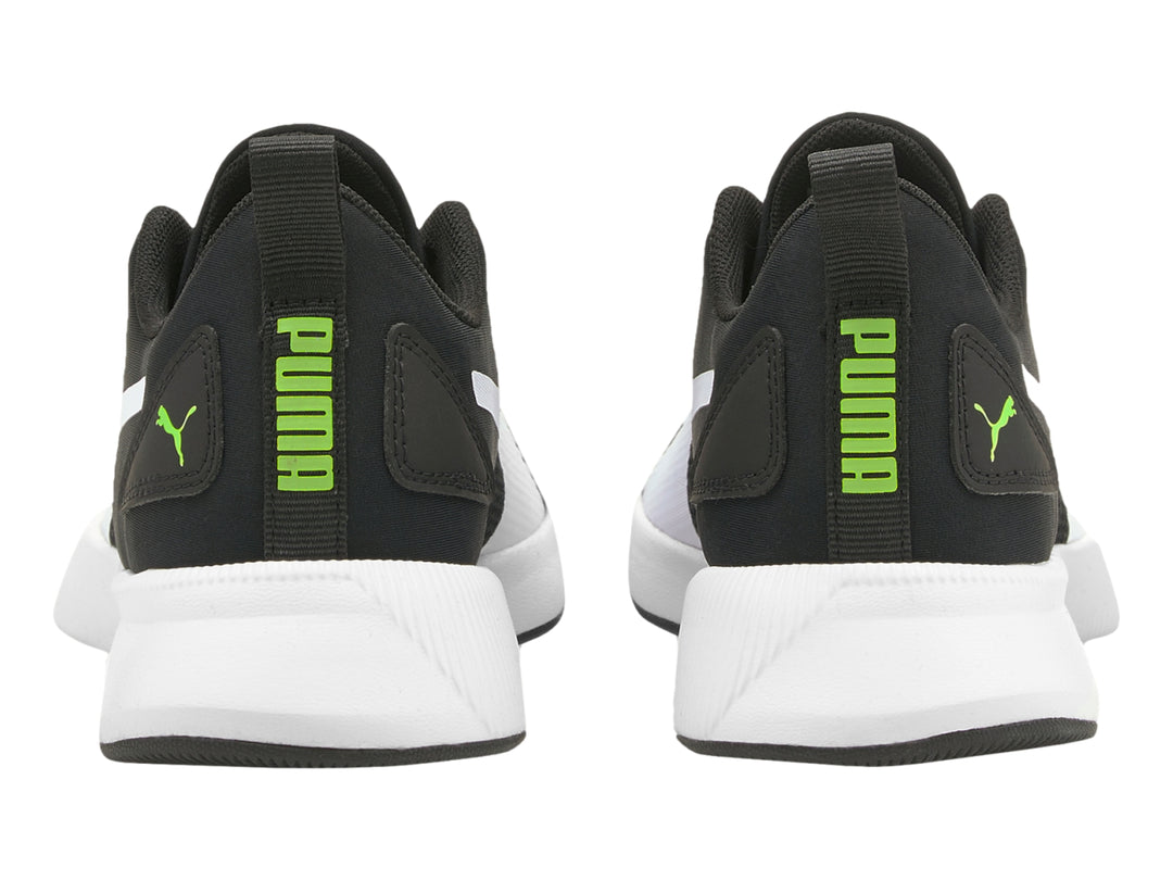 Tenis PUMA Flyer Runner JR en color negro con detalles en blanco y verde neón, suela blanca.