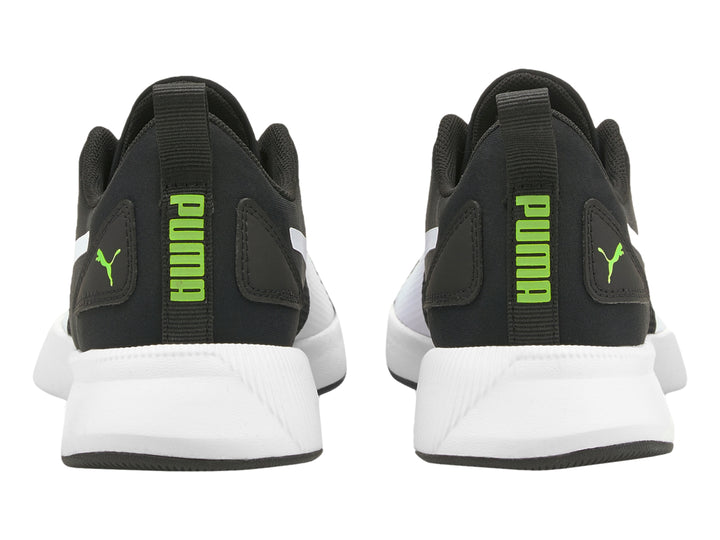 Tenis PUMA Flyer Runner JR en color negro con detalles en blanco y verde neón, suela blanca.