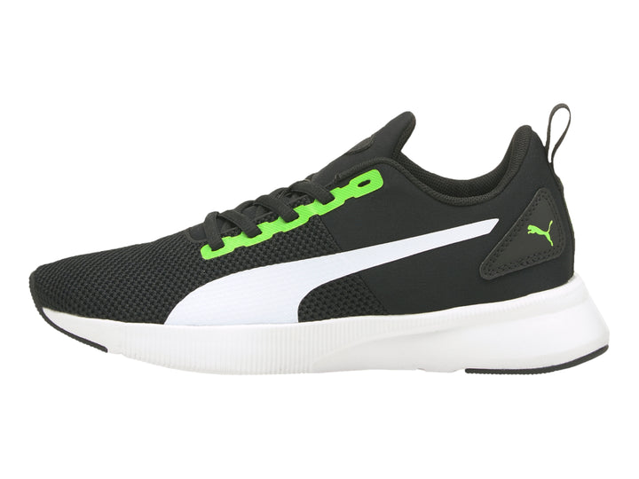 Tenis PUMA Flyer Runner JR en color negro con detalles en blanco y verde neón, suela blanca.