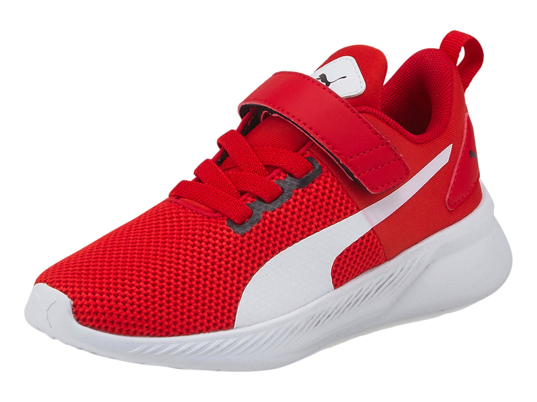 Tenis deportivos PUMA Flyer Runner V PS color rojo con suela blanca y correa de velcro.