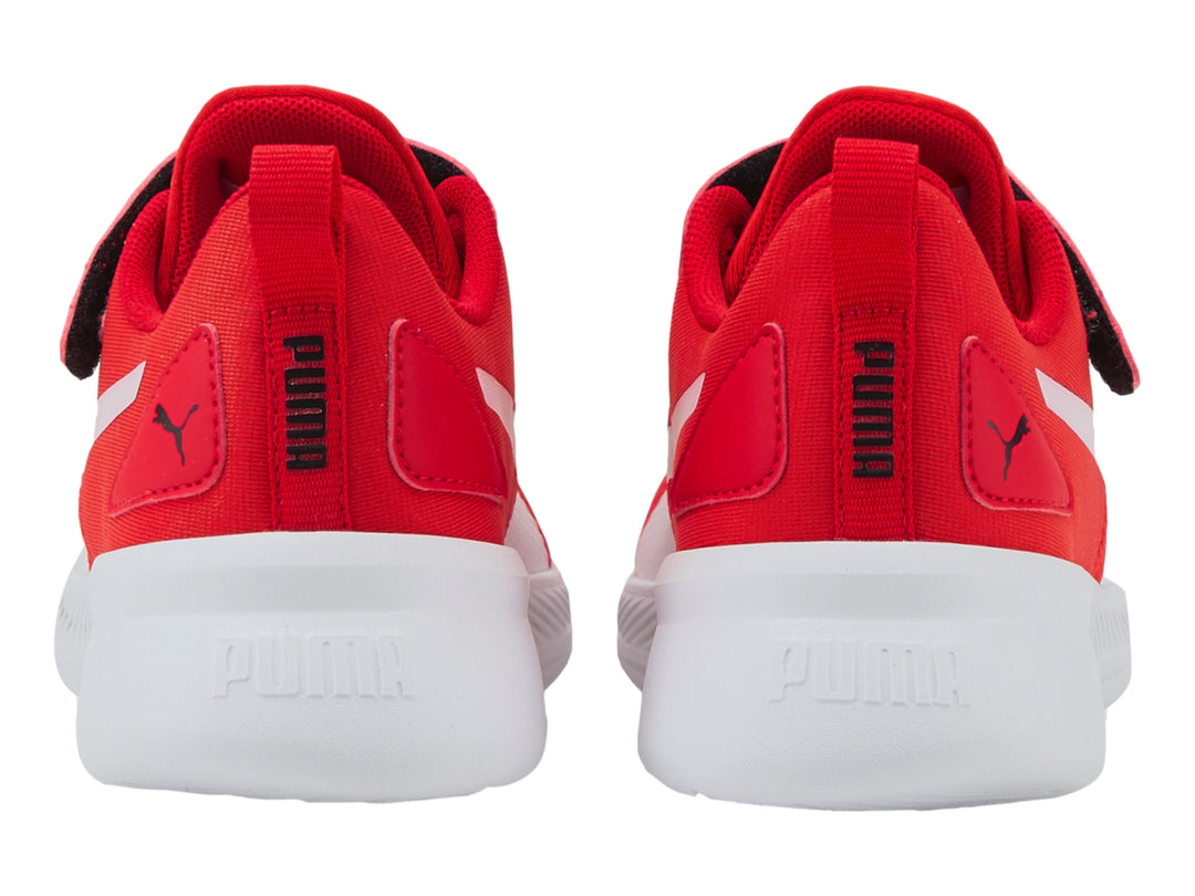 Tenis deportivos PUMA Flyer Runner V PS color rojo con suela blanca y correa de velcro.