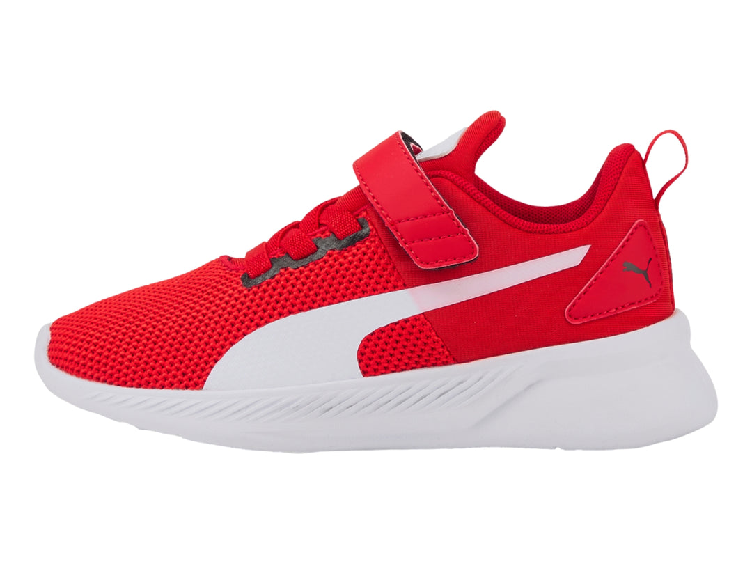 Tenis deportivos PUMA Flyer Runner V PS color rojo con suela blanca y correa de velcro.