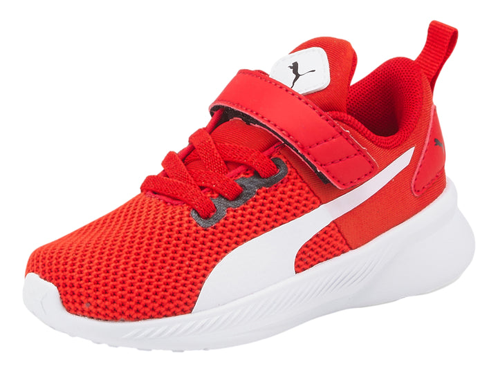 Tenis deportivos PUMA infantiles en color rojo con suela blanca y correa de velcro.