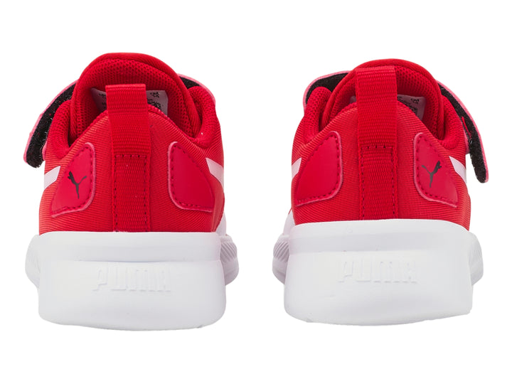 Tenis deportivos PUMA infantiles en color rojo con suela blanca y correa de velcro.