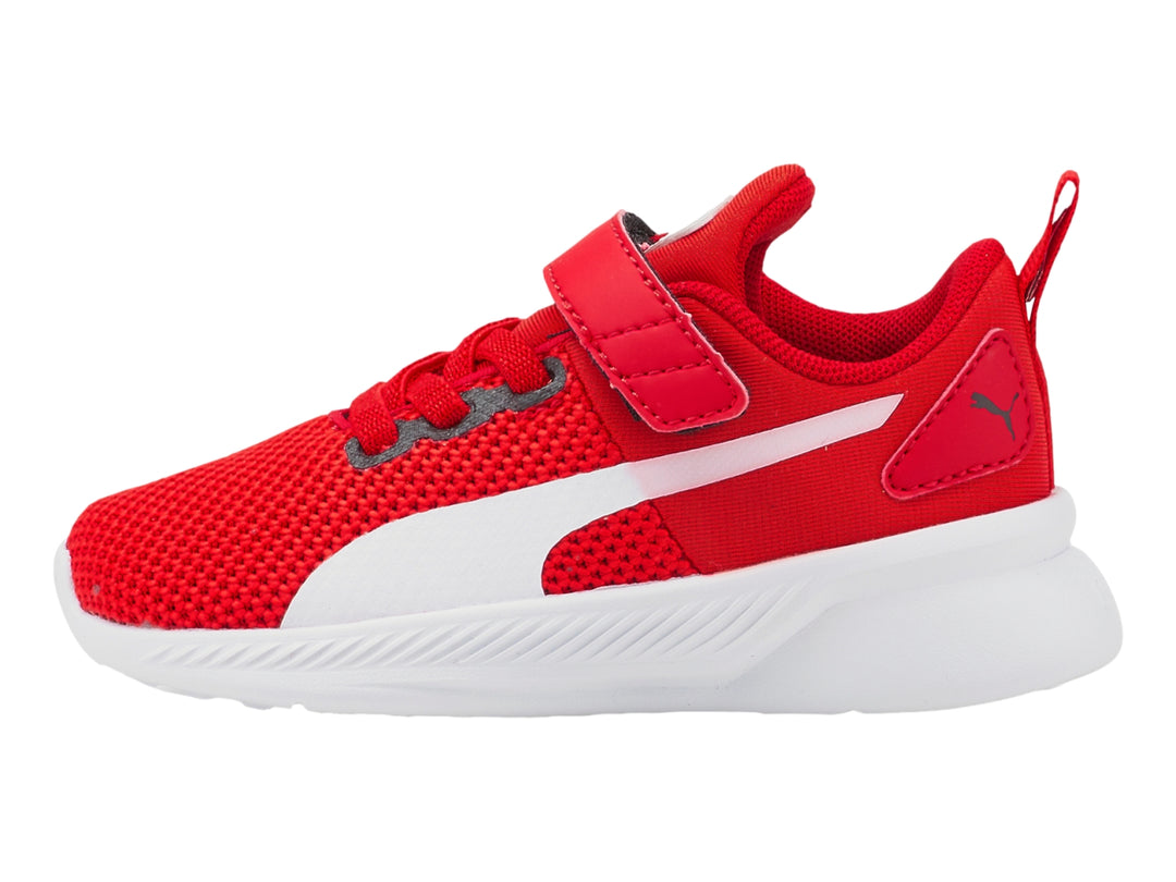 Tenis deportivos PUMA infantiles en color rojo con suela blanca y correa de velcro.