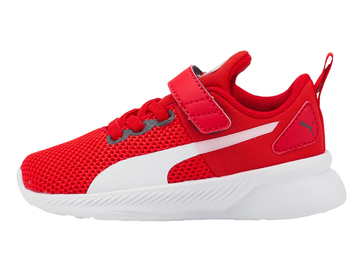 Tenis deportivos PUMA infantiles en color rojo con suela blanca y correa de velcro.