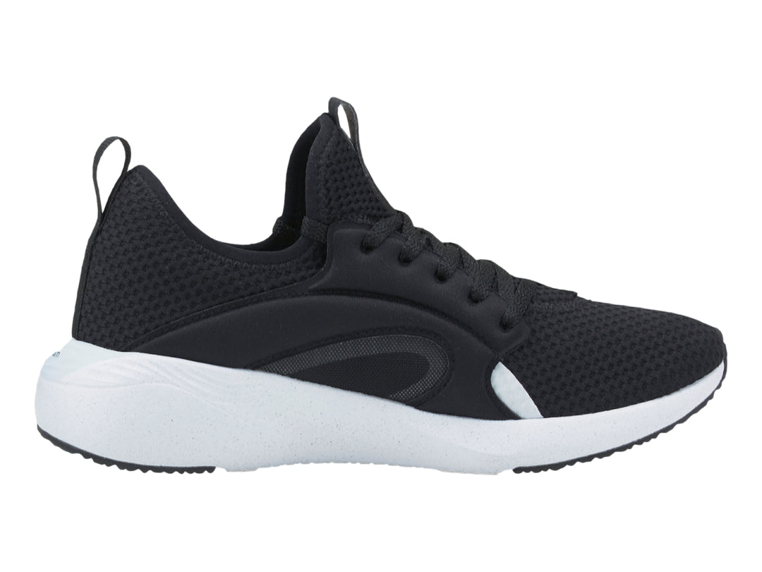 Tenis deportivos PUMA color negro con suela blanca y parte superior de malla transpirable.