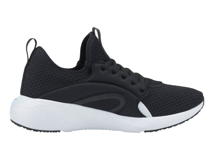 Tenis deportivos PUMA color negro con suela blanca y parte superior de malla transpirable.