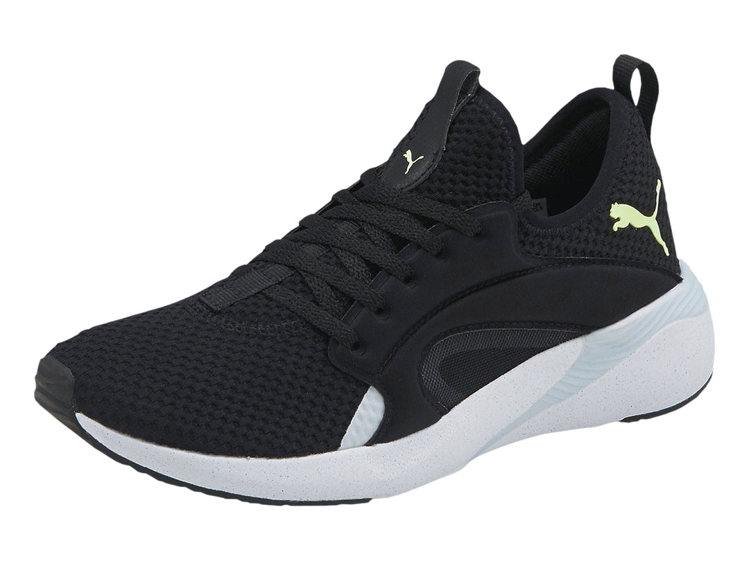 Tenis deportivos PUMA color negro con suela blanca y parte superior de malla transpirable.