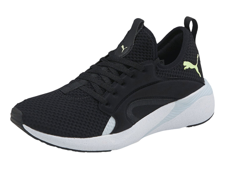 Tenis deportivos PUMA color negro con suela blanca y parte superior de malla transpirable.