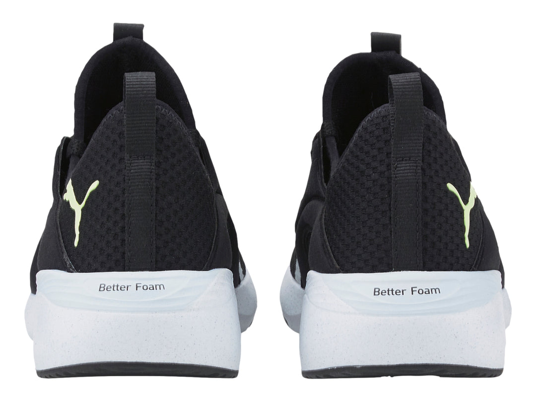 Tenis deportivos PUMA color negro con suela blanca y parte superior de malla transpirable.