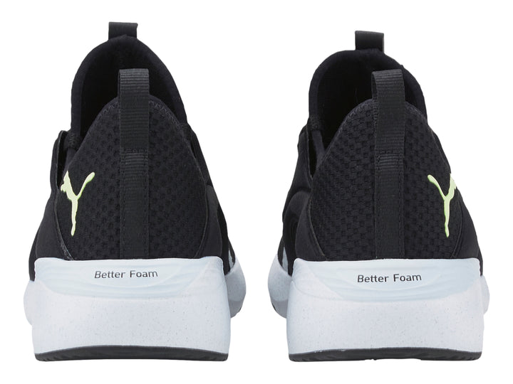 Tenis deportivos PUMA color negro con suela blanca y parte superior de malla transpirable.