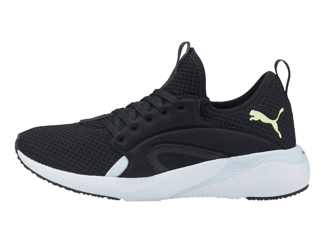 Tenis deportivos PUMA color negro con suela blanca y parte superior de malla transpirable.