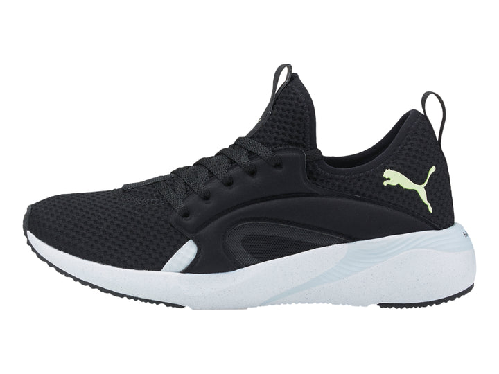 Tenis deportivos PUMA color negro con suela blanca y parte superior de malla transpirable.