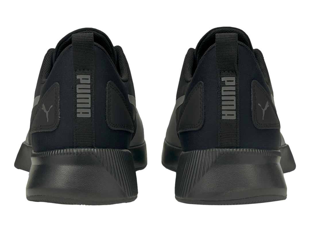 Tenis deportivos PUMA Flyer Runner Mesh color negro con franja gris lateral.