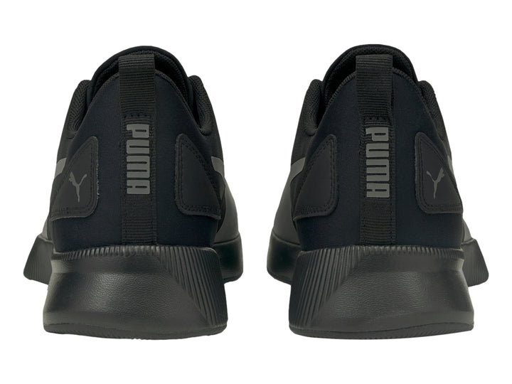 Tenis deportivos PUMA Flyer Runner Mesh color negro con franja gris lateral.