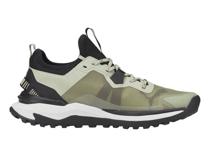 Tenis PUMA Voyage Nitro color verde oliva y negro con suela blanca y negra.