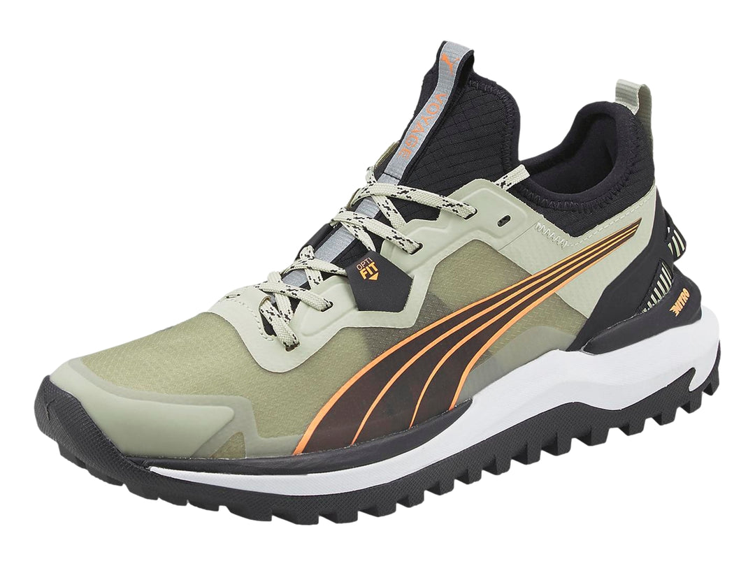 Tenis PUMA Voyage Nitro color verde oliva y negro con suela blanca y negra.