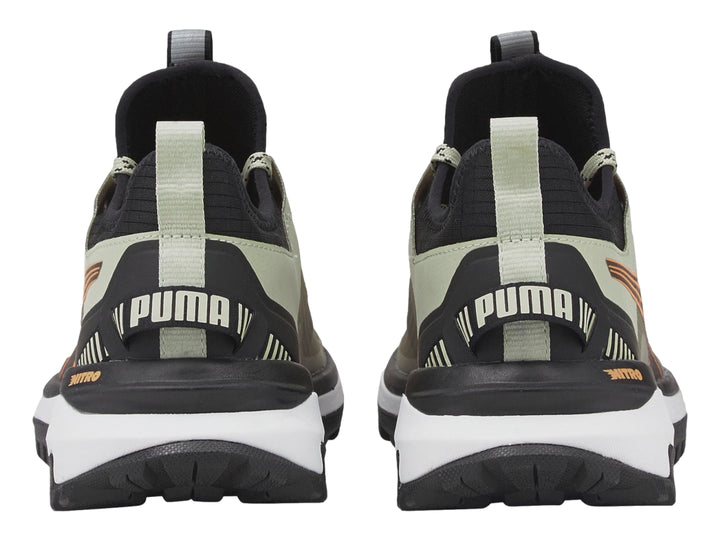 Tenis PUMA Voyage Nitro color verde oliva y negro con suela blanca y negra.