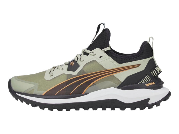 Tenis PUMA Voyage Nitro color verde oliva y negro con suela blanca y negra.