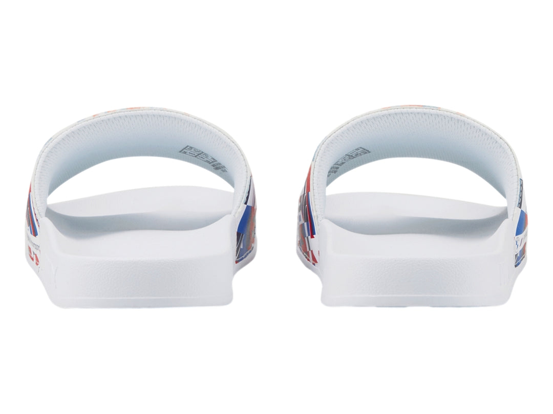 Sandalia PUMA Leadcat 2.0 BMW en color blanco con banda superior estampada en azul, rojo y blanco.