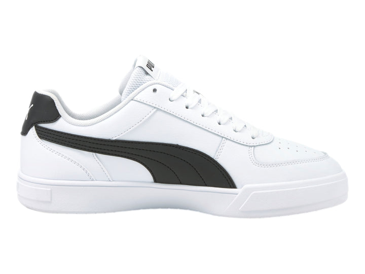 Tenis PUMA Caven en color blanco con franja lateral y talón en color negro.