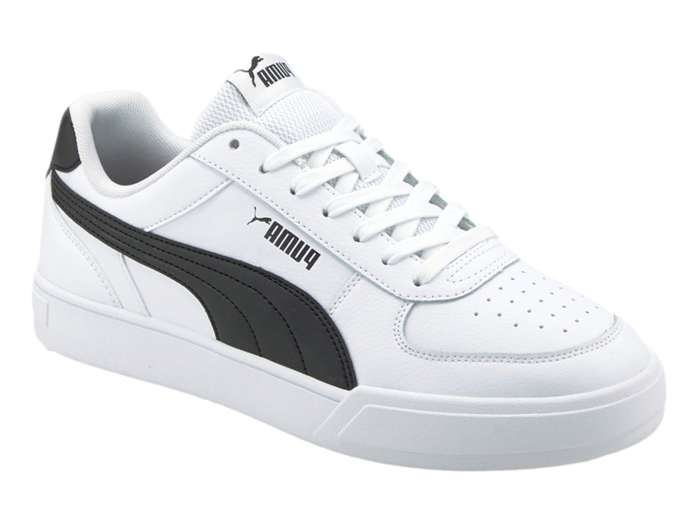 Tenis PUMA Caven en color blanco con franja lateral y talón en color negro.