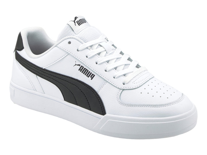 Tenis PUMA Caven en color blanco con franja lateral y talón en color negro.