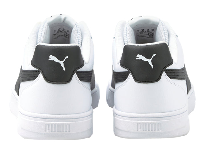 Tenis PUMA Caven en color blanco con franja lateral y talón en color negro.