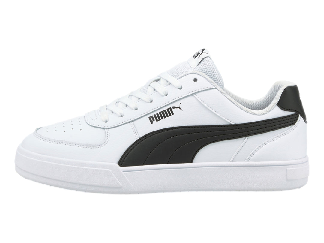 Tenis PUMA Caven en color blanco con franja lateral y talón en color negro.