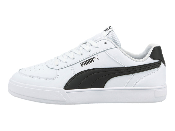 Tenis PUMA Caven en color blanco con franja lateral y talón en color negro.