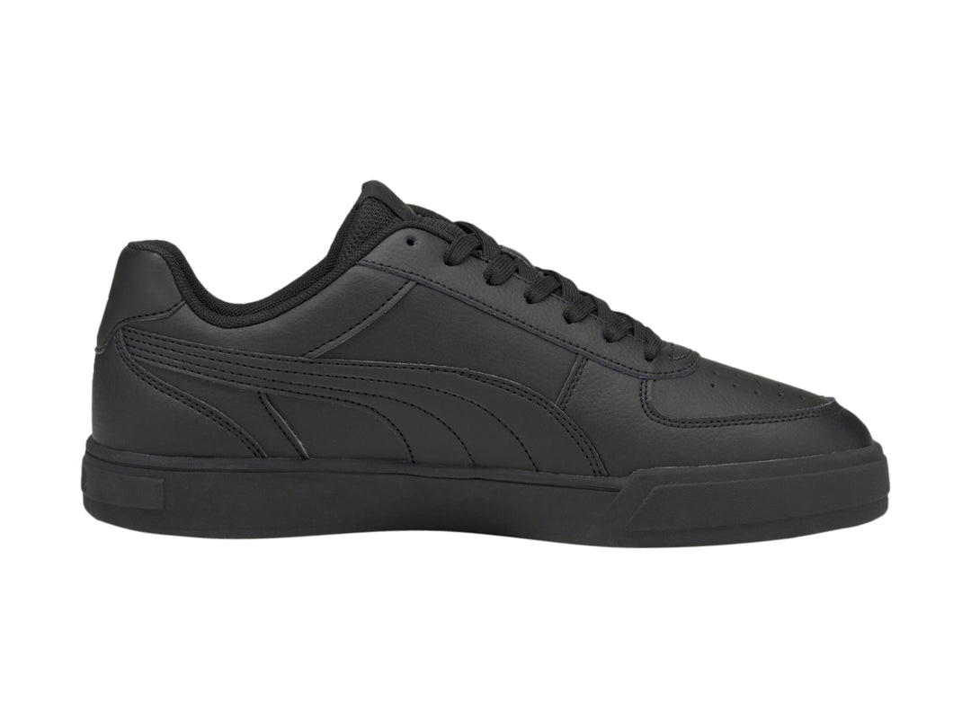 Tenis PUMA Caven color negro total, vista lateral sobre fondo blanco.