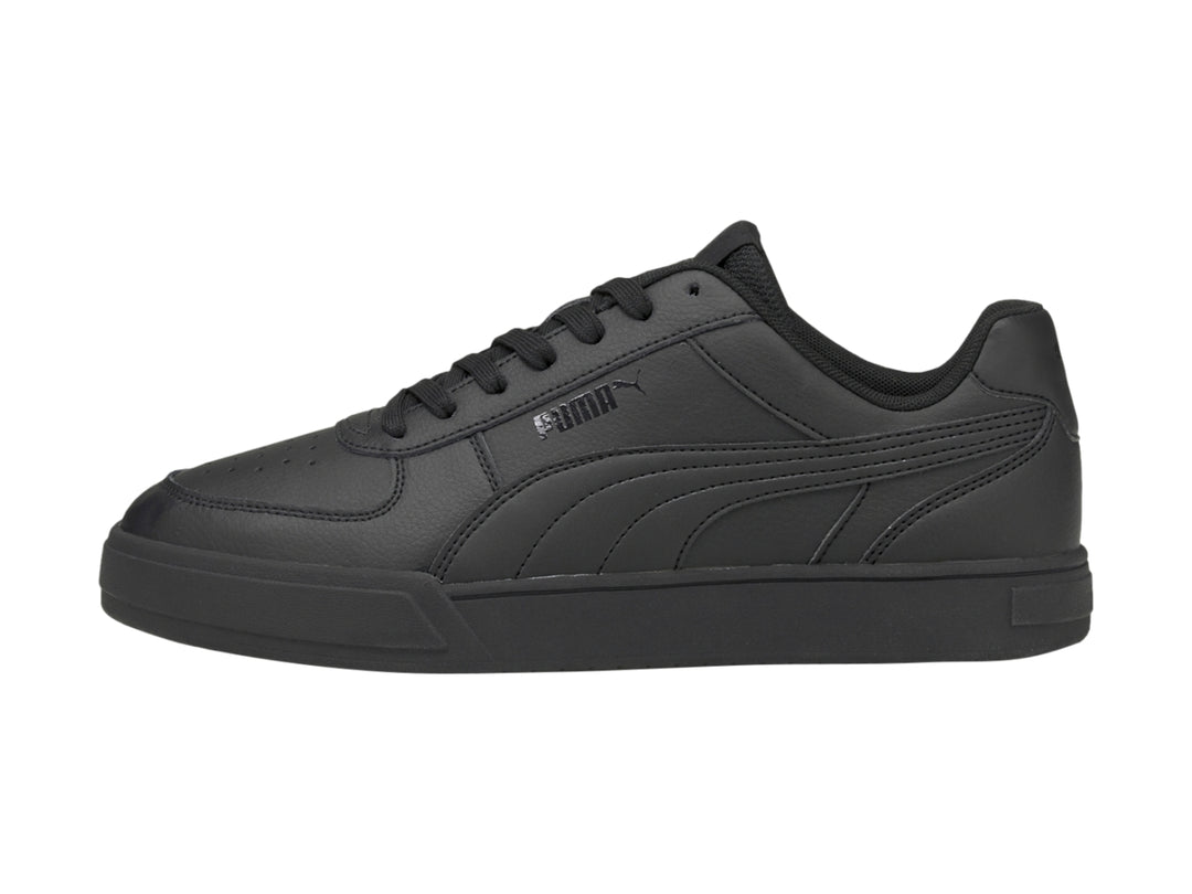 Tenis PUMA Caven color negro total, vista lateral sobre fondo blanco.