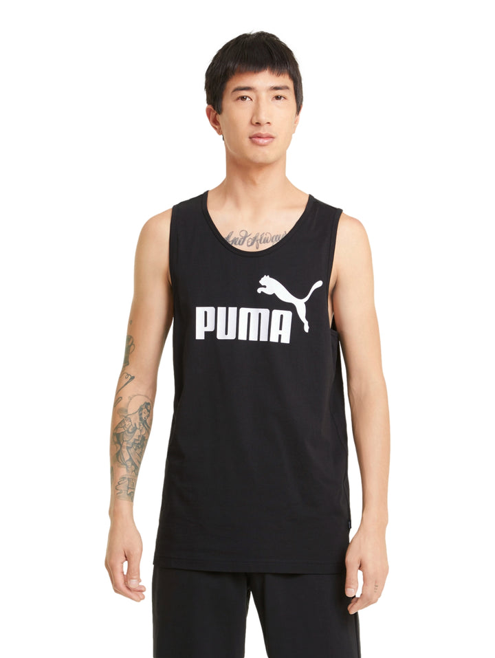 Hombre vistiendo una camiseta sin mangas color negro de la marca PUMA con logotipo blanco en el pecho.