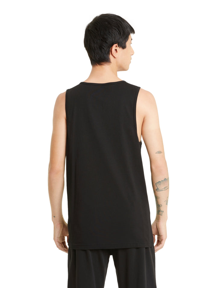 Hombre vistiendo una camiseta sin mangas color negro de la marca PUMA con logotipo blanco en el pecho.