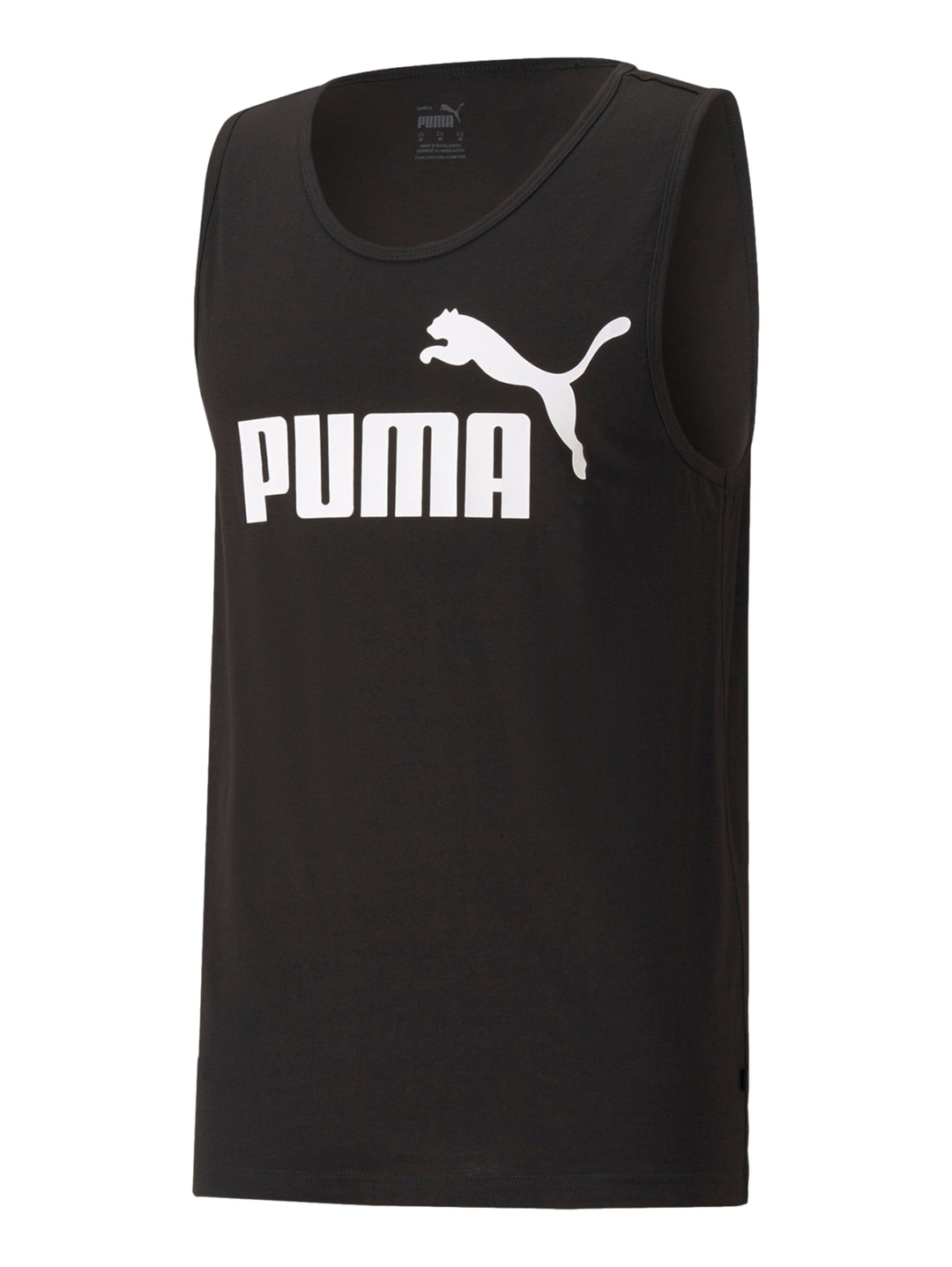 Hombre vistiendo una camiseta sin mangas color negro de la marca PUMA con logotipo blanco en el pecho.