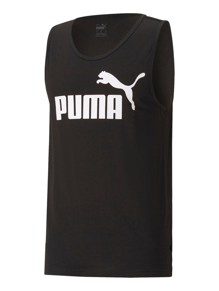 Hombre vistiendo una camiseta sin mangas color negro de la marca PUMA con logotipo blanco en el pecho.