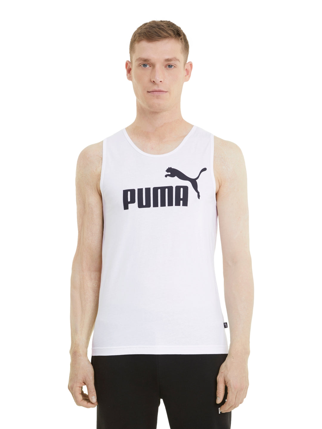Hombre vistiendo una camiseta sin mangas PUMA de color blanco con logotipo negro en el pecho.