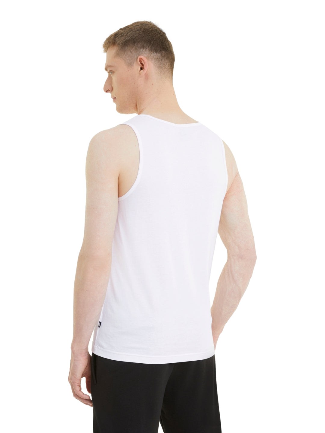 Hombre vistiendo una camiseta sin mangas PUMA de color blanco con logotipo negro en el pecho.