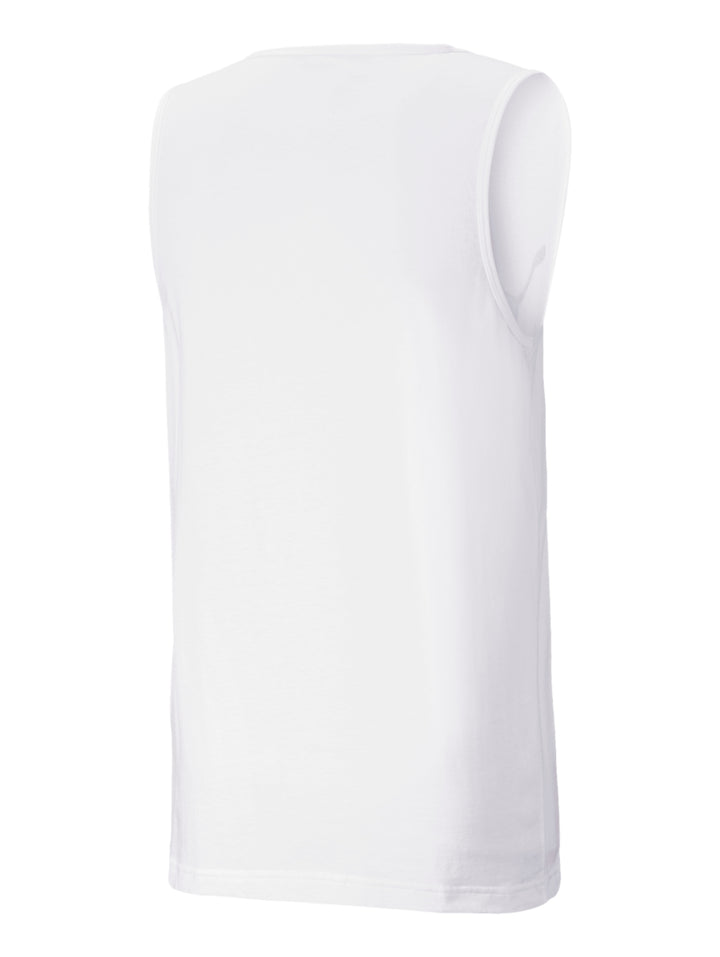 Hombre vistiendo una camiseta sin mangas PUMA de color blanco con logotipo negro en el pecho.