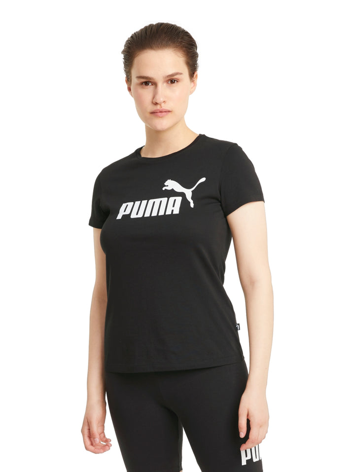 Mujer vistiendo playera deportiva PUMA de color negro con logotipo blanco en el pecho.