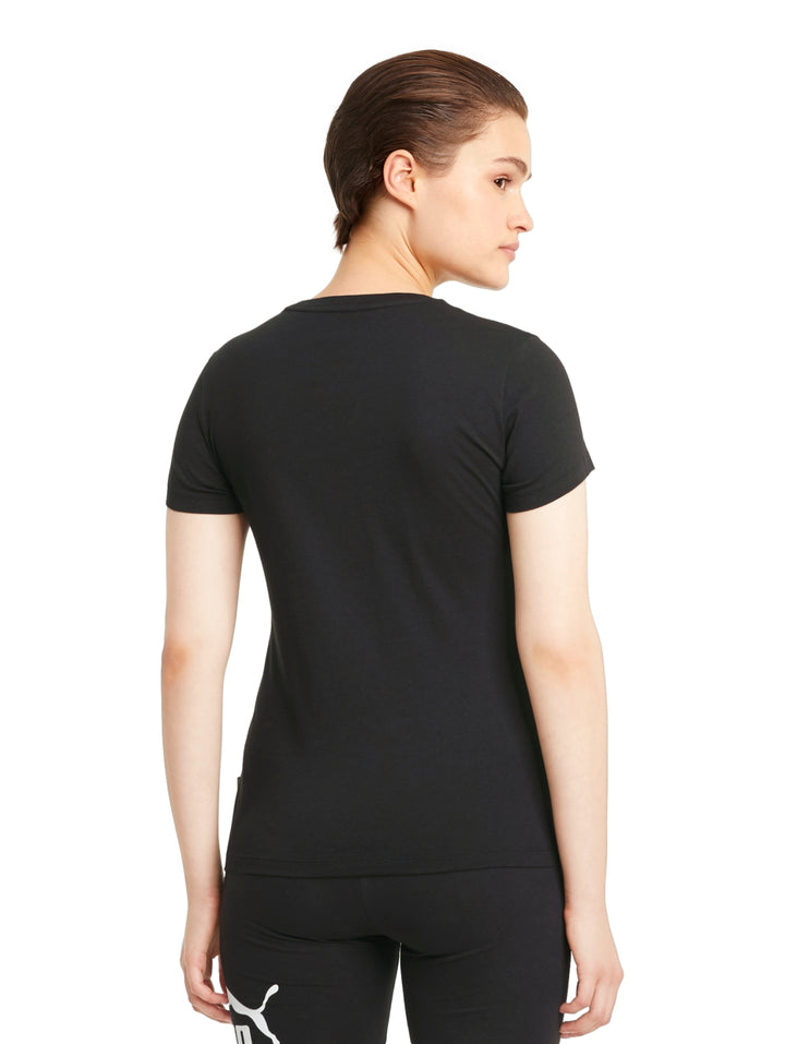 Mujer vistiendo playera deportiva PUMA de color negro con logotipo blanco en el pecho.