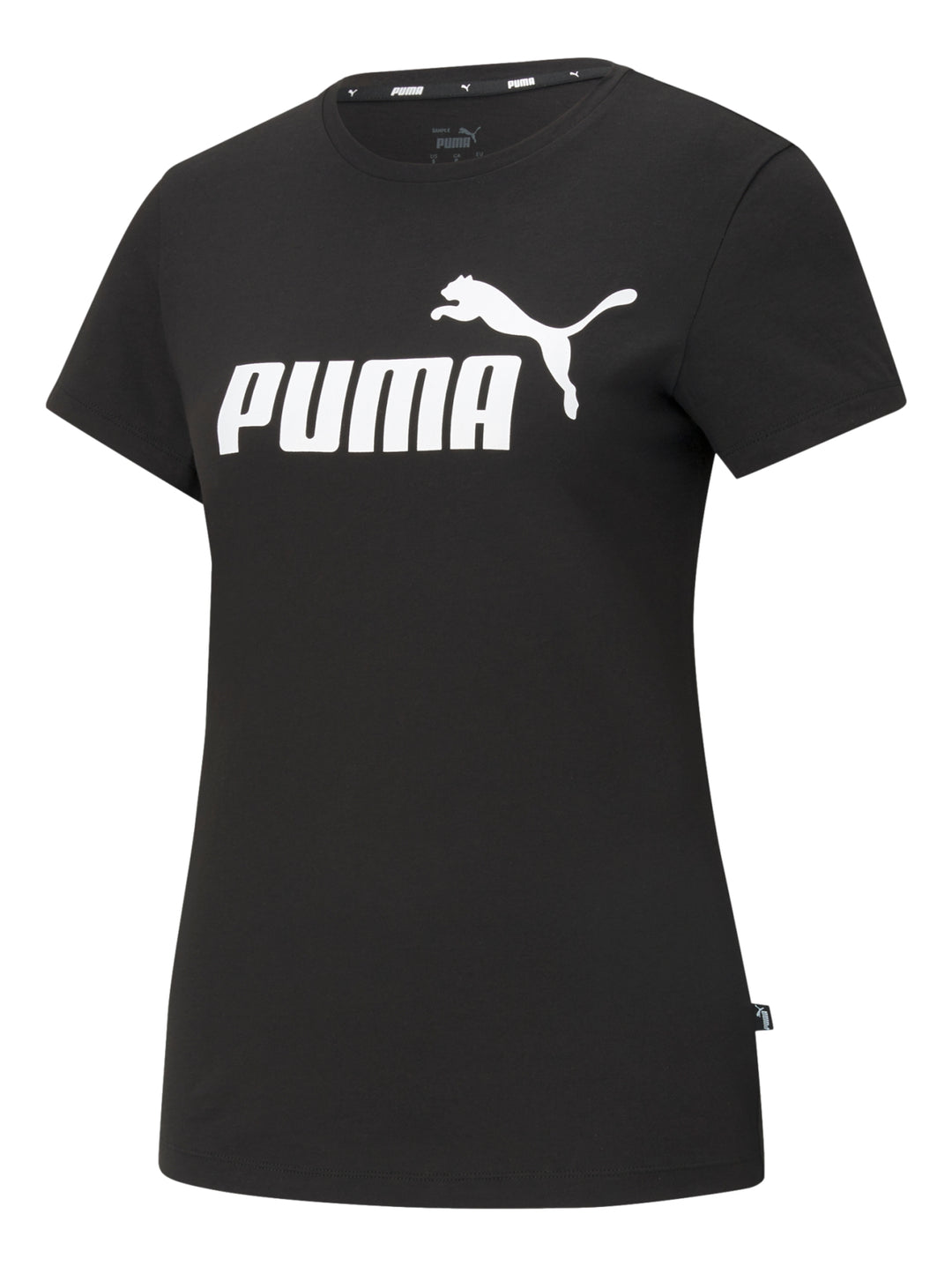 Mujer vistiendo playera deportiva PUMA de color negro con logotipo blanco en el pecho.