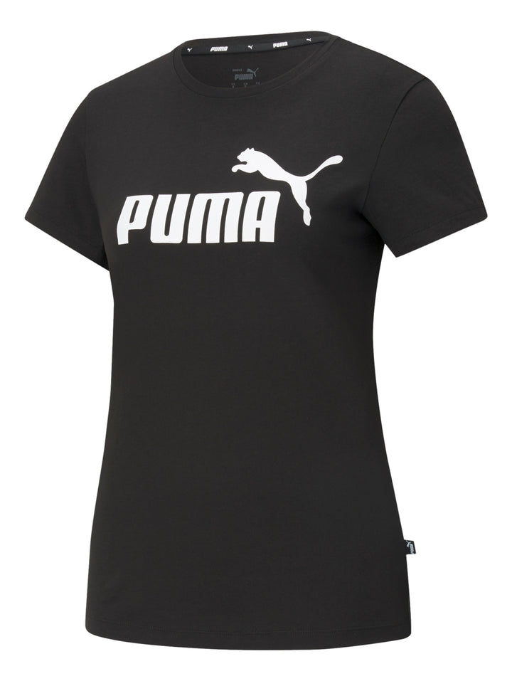 Mujer vistiendo playera deportiva PUMA de color negro con logotipo blanco en el pecho.