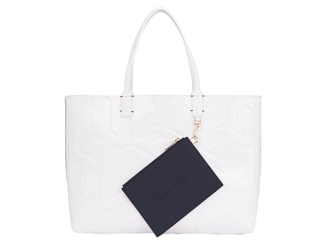 Bolsa de hombro Tommy Hilfiger color ecru con relieve geométrico y un pequeño bolso negro desmontable.