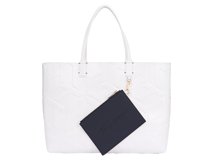 Bolsa de hombro Tommy Hilfiger color ecru con relieve geométrico y un pequeño bolso negro desmontable.