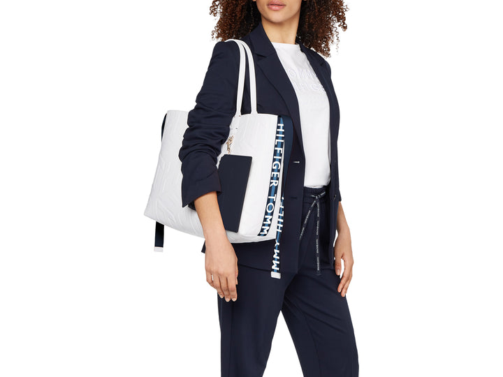 Bolsa de hombro Tommy Hilfiger color ecru con relieve geométrico y un pequeño bolso negro desmontable.