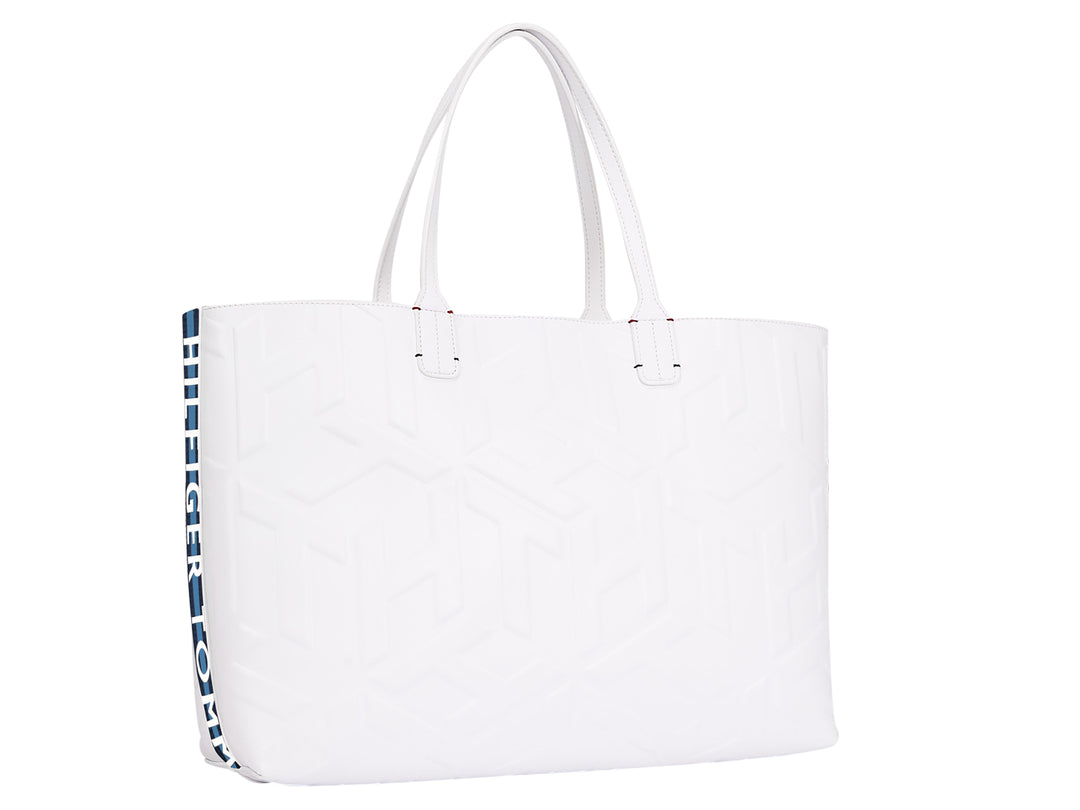 Bolsa de hombro Tommy Hilfiger color ecru con relieve geométrico y un pequeño bolso negro desmontable.
