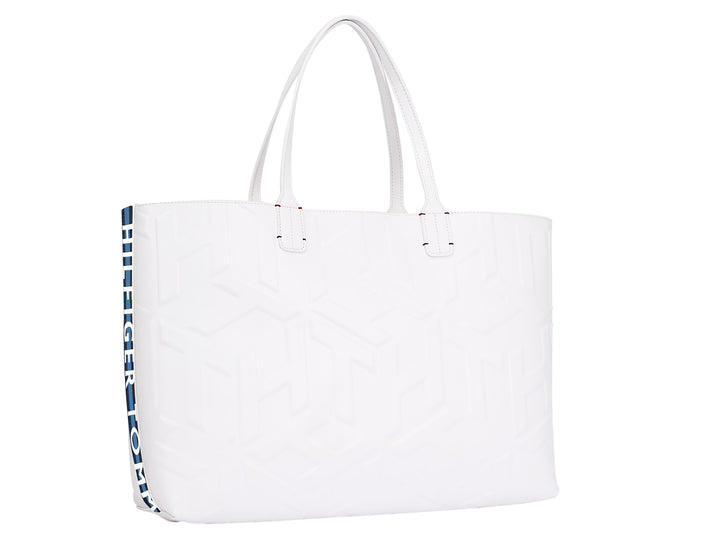 Bolsa de hombro Tommy Hilfiger color ecru con relieve geométrico y un pequeño bolso negro desmontable.