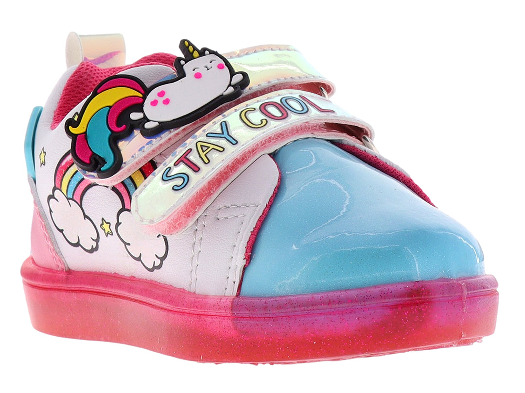Zapato deportivo infantil multicolor con diseño de unicornio, arcoíris y suela rosa brillante.
